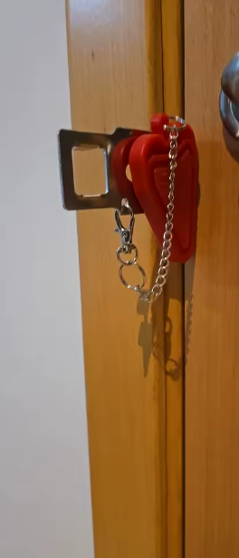 Verrou rouge installé sur une porte par un client
