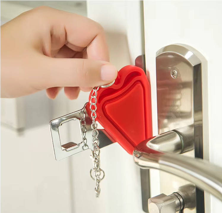 Mise en place du verrou rouge sur une porte