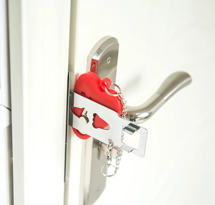Verrou portable SafetyLock installé sur une poignée de porte